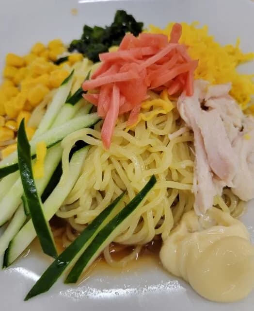 冷やし中華って一口目はめちゃくちゃに美味いよな