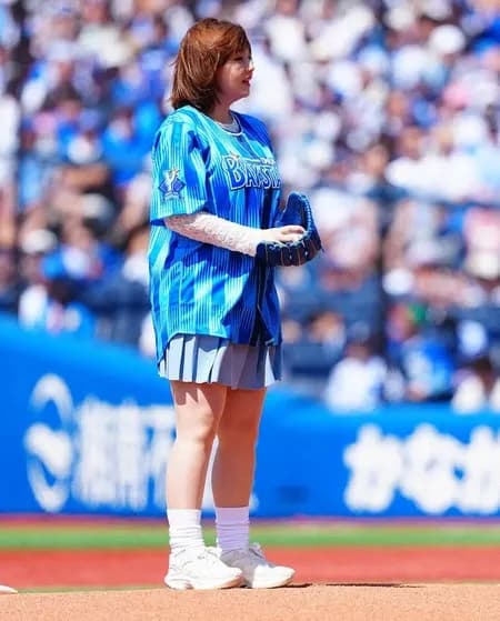 篠崎愛さん(33)、ミニスカで始球式に登場