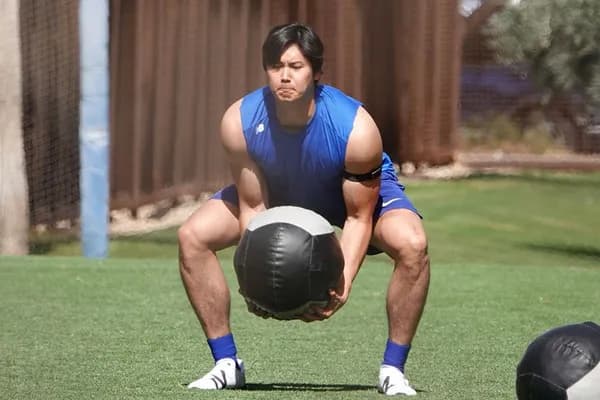 大谷翔平が練習の時クソ重たいボール上に投げる練習してたけど