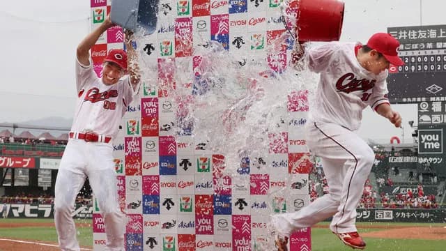 カープ坂倉将吾×中村奨成（元捕手のライバル）がヒーローインタビューで水かけ！小園＆末包が仕掛け人