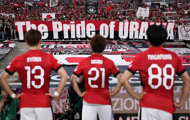 日本サッカーメディア「浦和サポのゴミ拾いに世界が称賛😭」