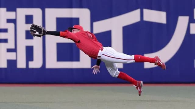 カープ大盛穂〝令和最強〟スーパーダイビングキャッチ！バンド全体がどよめく好プレー