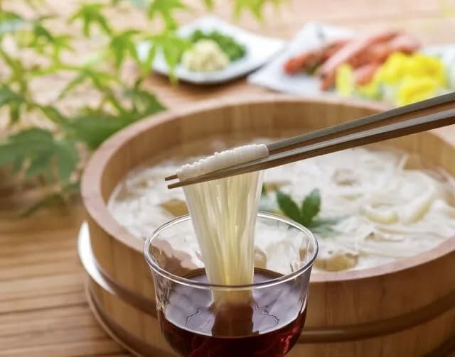 『食べる前の期待といざ食べた時の満足度の乖離が大きい食べ物』を想像してください