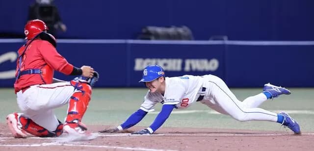 三塁走者「ホームスチールだ！」投手「マズい早く投げないと(ﾋﾞｭ)」打者「おっ、打ち頃の球(ｶｷｰﾝ)」