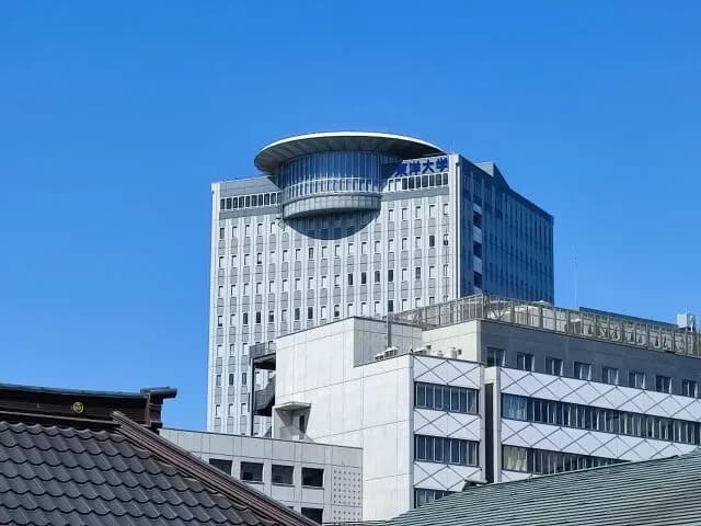 【悲報】東洋大卒記者「伊東市長、卒業証明書30分で発行できたし代理人申請や郵送も可能ですよ」