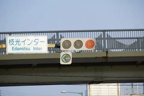 【謎】赤信号の手前50mくらいからジリジリ前進して停車する車の正体