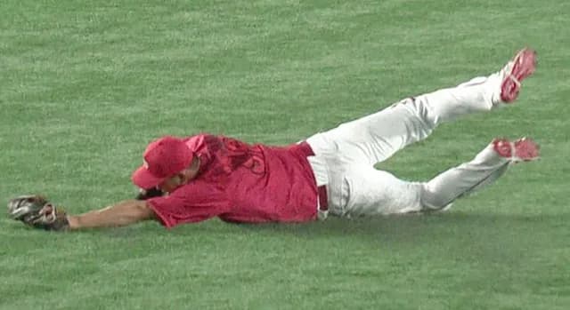 カープ中村奨成、スーパーキャッチ＆激走3塁打！2番センター起用に攻守で躍動！！