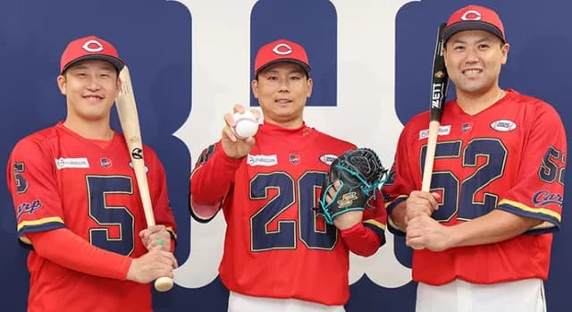 【朗報】カープ4年ぶり限定ユニ『アメフト風ユニフォーム』発表！栗林の"直訴"が実現