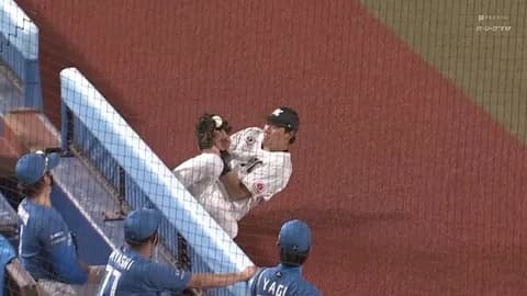 安田、超ファインプレー！！ベンチ前のファールフライをスライディングキャッチ！！