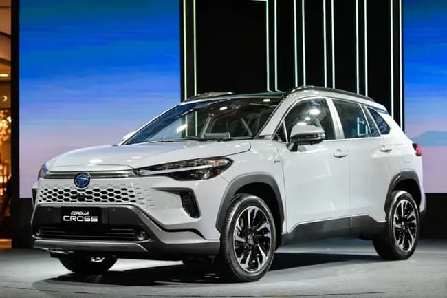 【画像】新型カローラクロス（300万円）、ガチでカッコいいｗｗｗｗｗｗｗ