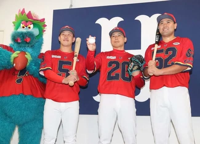 広島カープ、とんでもないユニフォームを発表する