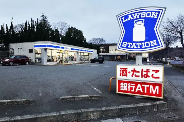 ローソン駐車場で1泊3000円wwwwwwwwww高杉内？