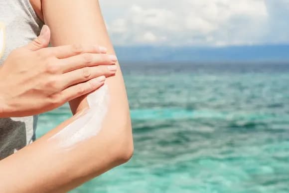 【動画】女性さん、満席の通勤電車で日焼け止めタイム開始ｗｗｗｗｗｗ