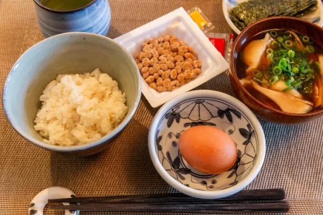 定食「納豆と生卵付いてます！」　←いやどっちか一つでよくね？