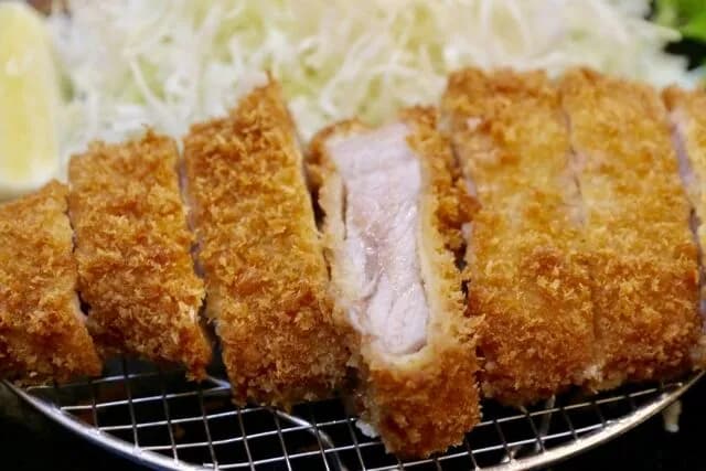 とんかつって洋食のくせに和食ヅラしてるよな