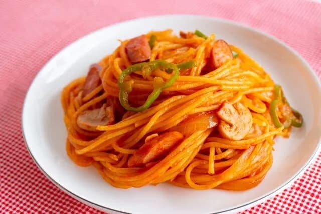 パスタはパスタソースかけるよりもケチャップを茹でたパスタと一緒に炒めたほうが美味い