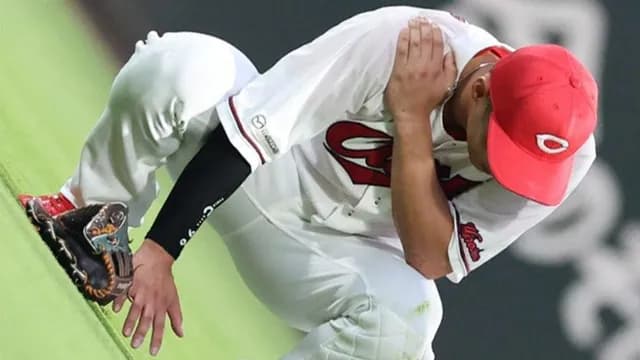 カープ中村奨成、右肩を負傷し交代。ダイビングキャッチ時に痛める