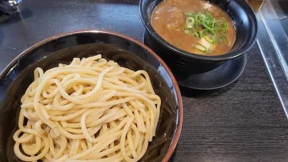 【悲報】つけ麺屋「一般的に『茹で前500g』が大食いではない普通の人が食べられる限界です」
