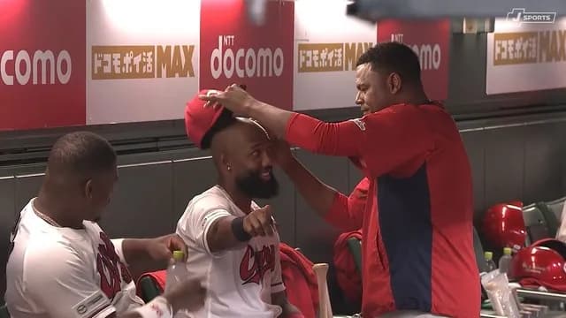 カープ、ドミニカンズのイチャイチャシーンにファンほっこり!ファビアンはカメラにハートマーク