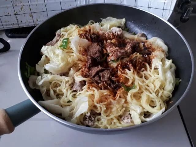 やっぱ焼きそばは粉末で作らんダメやな