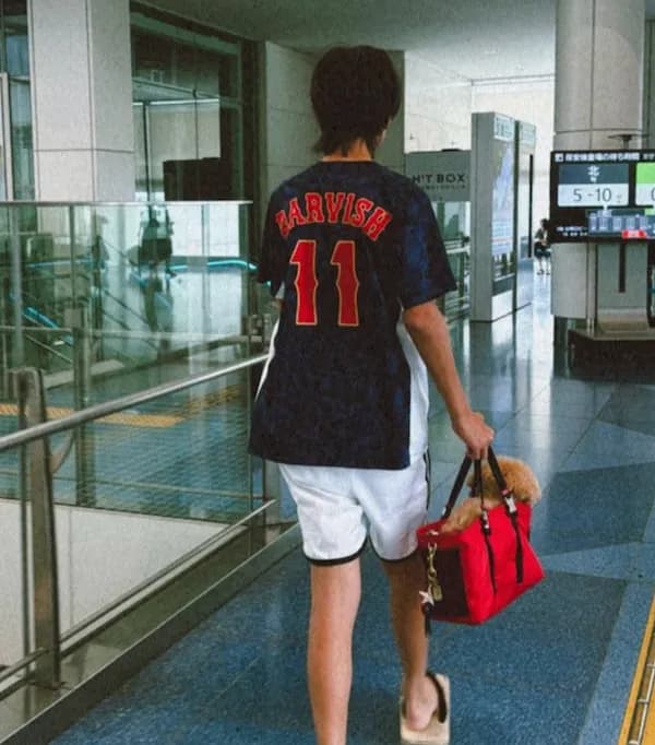 紗栄子が公開　ダルビッシュ有のユニフォームを着用した息子の写真　ダルビッシュに似てると反響「後ろ姿がパパそっくり」