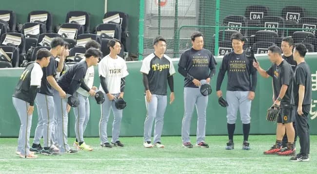 【巨人】阿部監督が阪神ナインに囲まれる