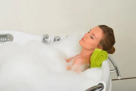 【悲報】ワイ男（17）、友達に姉ちゃんと風呂入ってるって話をしたらめちゃくちゃ引かれる・・・・・・・・