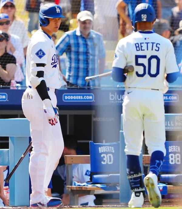 大谷翔平さん、ベンチに引き上げる前にベッツを待ち慰める