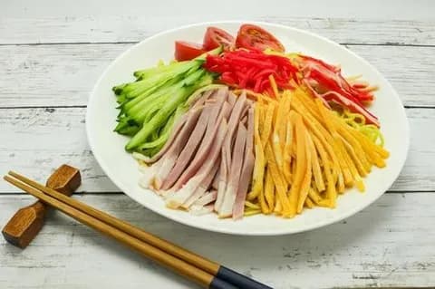 【疑問】『麺類』『中華料理』を好むお前らが冷やし中華を微妙に嫌う理由wwwww