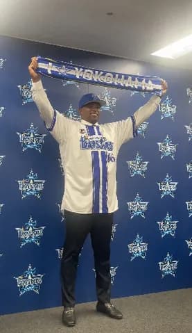 DeNAダヤン・ビシエド選手が笑顔の入団会見　背番号「６６」年俸は約6700万円