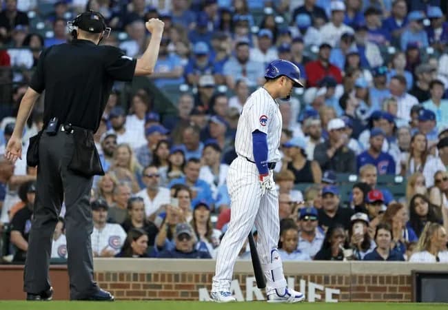 【悲報】鈴木誠也さん、自打球が急所に直撃して悶絶中にピッチクロック違反で三振