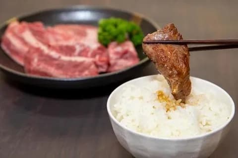 日本人「焼肉屋で米は頼まない、腹がふくれるから」←これ