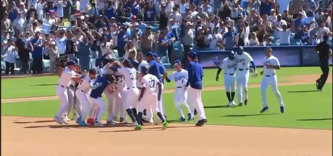 【動画】大谷翔平さん、サヨナラ弾のフリーマンよりもベッツへのケアを優先してしまう