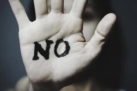 【悲報】「外国人規制すべき」最多は氷河期男性の82％。最少は若年層女性43％。何故こんな事に