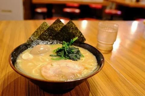 『家系ラーメン』←しょっぱいだけ、自信がないから米食わせて満足させてる