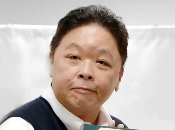 【悲報】伊集院光、電車で席を譲られ「どうぞ」にイラッ「おかしくない？おまえ降りるんだよね・・・？」