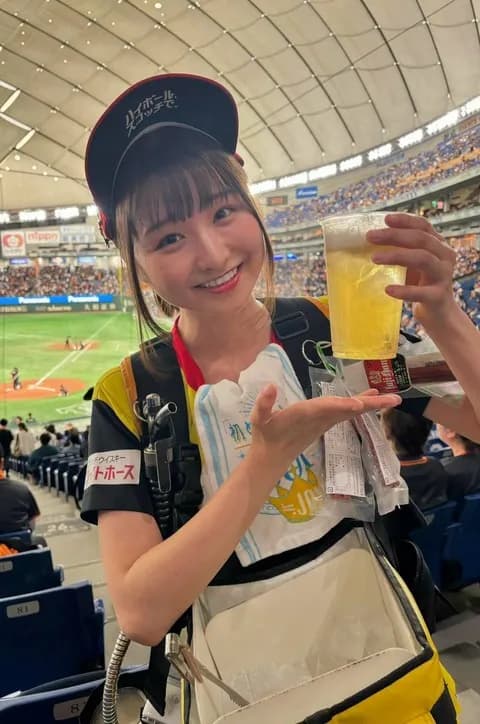 【悲報】東京ドーム、8月からビール売り子の撮影禁止w　G党死亡w