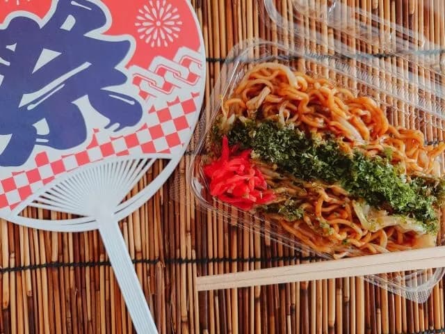 お祭りいってきた。焼きそば600円、イカ焼き800円、あんず飴500円。ワイはもうお祭り行けない