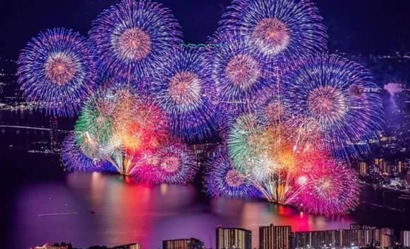 【画像】琵琶湖花火大会「貧乏人に見せる花火は無い」→フェンスで完全遮断ｗｗｗｗｗｗ