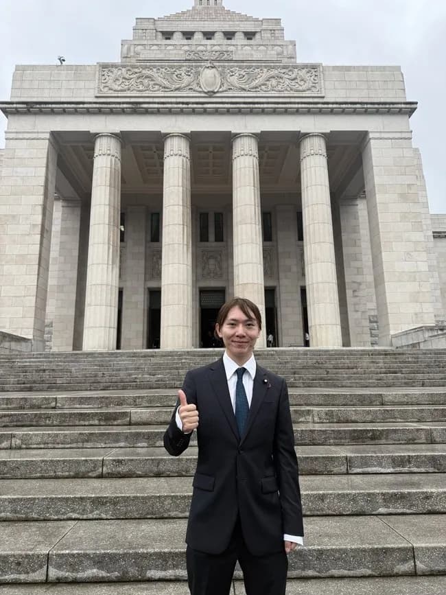 【悲報】チームみらいさん、とんでもないファッションで初登院してしまう