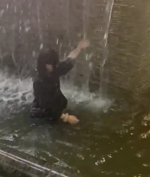 【動画】トー横女子、暑すぎて狂うｗｗｗｗｗｗｗｗｗｗｗｗｗｗｗ