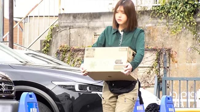 【画像あり】女性宅配員さん、荷物の持ち方が下手すぎる