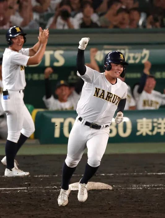 【悲報】甲子園、鳴門高校・橋本朋来…監督のバントサイン無視してホームラン打ち抜いてしまう…