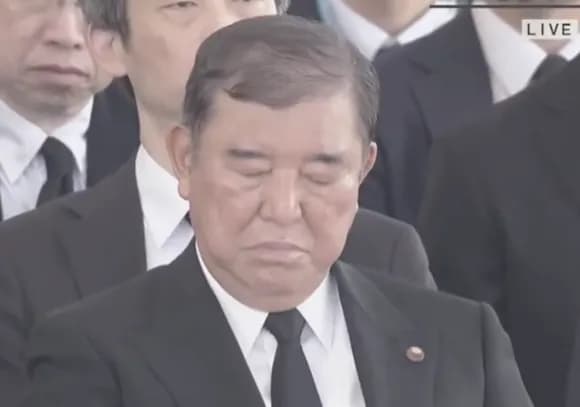 【悲報】石破総理、平和式典中に居眠りをしてしまう・・・・・・・・・・