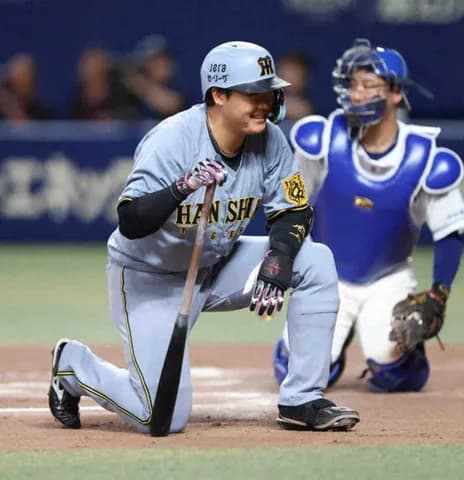 阪神・大山悠輔　体を張って決勝点もぎ取った！延長10回1死満塁で押し出し死球