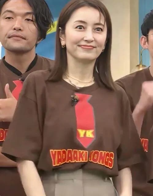 【画像】TBSさん、「8月6日」に芸能人にとんでもないシャツを着せてしまう・・・・・・・・・・・