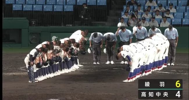 甲子園、“史上最遅”午後10時46分に決着　規定時間超えも異例の続行…綾羽が劇的勝利