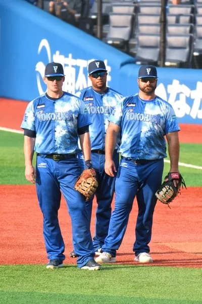 ベイスターズの試合前ファースト守備練習wwwwwww