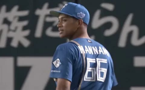 日ハム・万波中正がライトゴロ達成　鷹・海野は天仰ぎ悔しさあらわ…爆肩に球場騒然