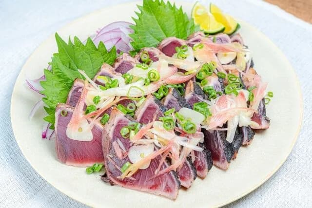 カツオの薬味でニンニク使うやつおるやん